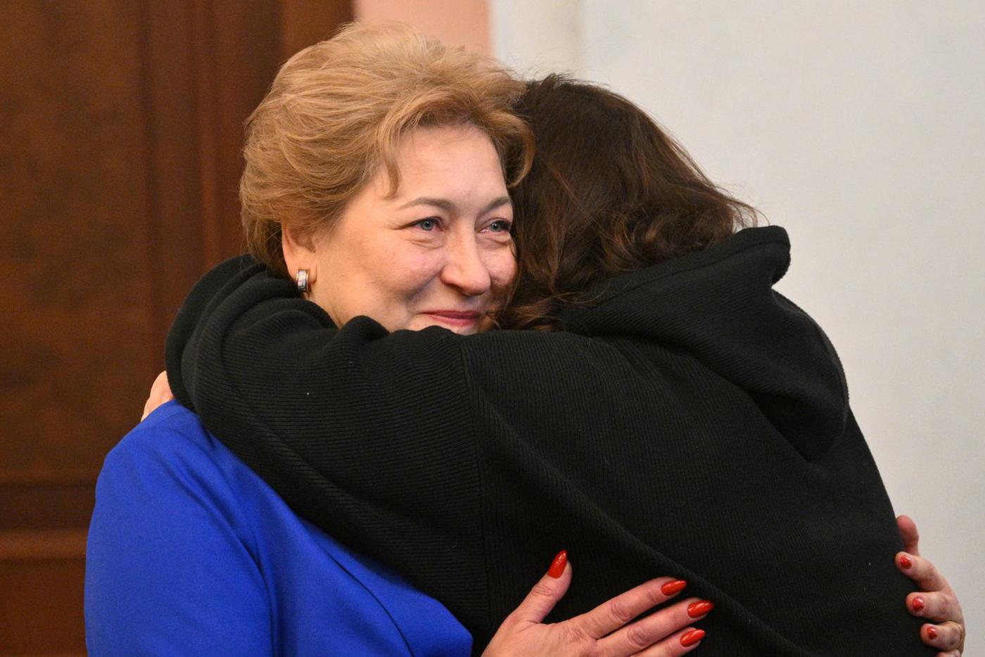 Адвокат Светлана Свириденко (слева) и покупательница квартиры певицы Ларисы Долиной Полина Лурье после рассмотрения жалобы на решения судов по иску о признании недействительной сделки о продаже квартиры в Верховном суде РФ в Москве.