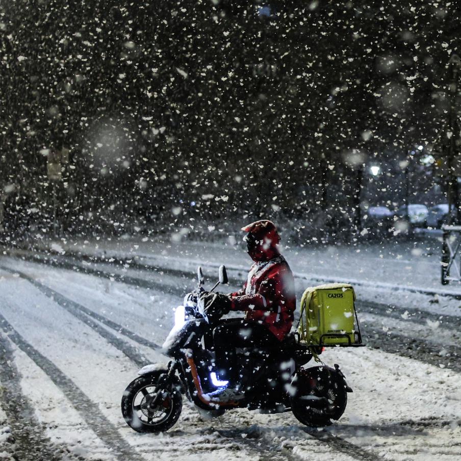 Средняя зарплата курьеров в России в 2025 году достигла 146 тысяч рублей. Зарплаты курьеров продолжают расти быстрее рынка. По данным hh.ru, за год доходы в сфере доставки увеличились на 26% и значительно превышают средние предложения по стране