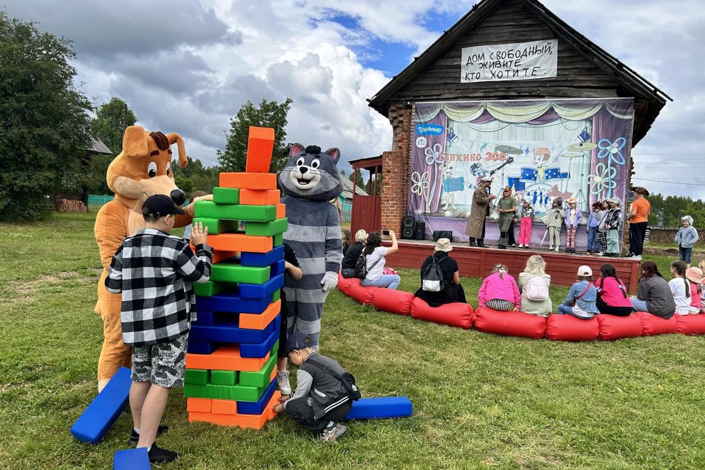 В Простоквашино регулярно проводят игры и праздники для детей.
