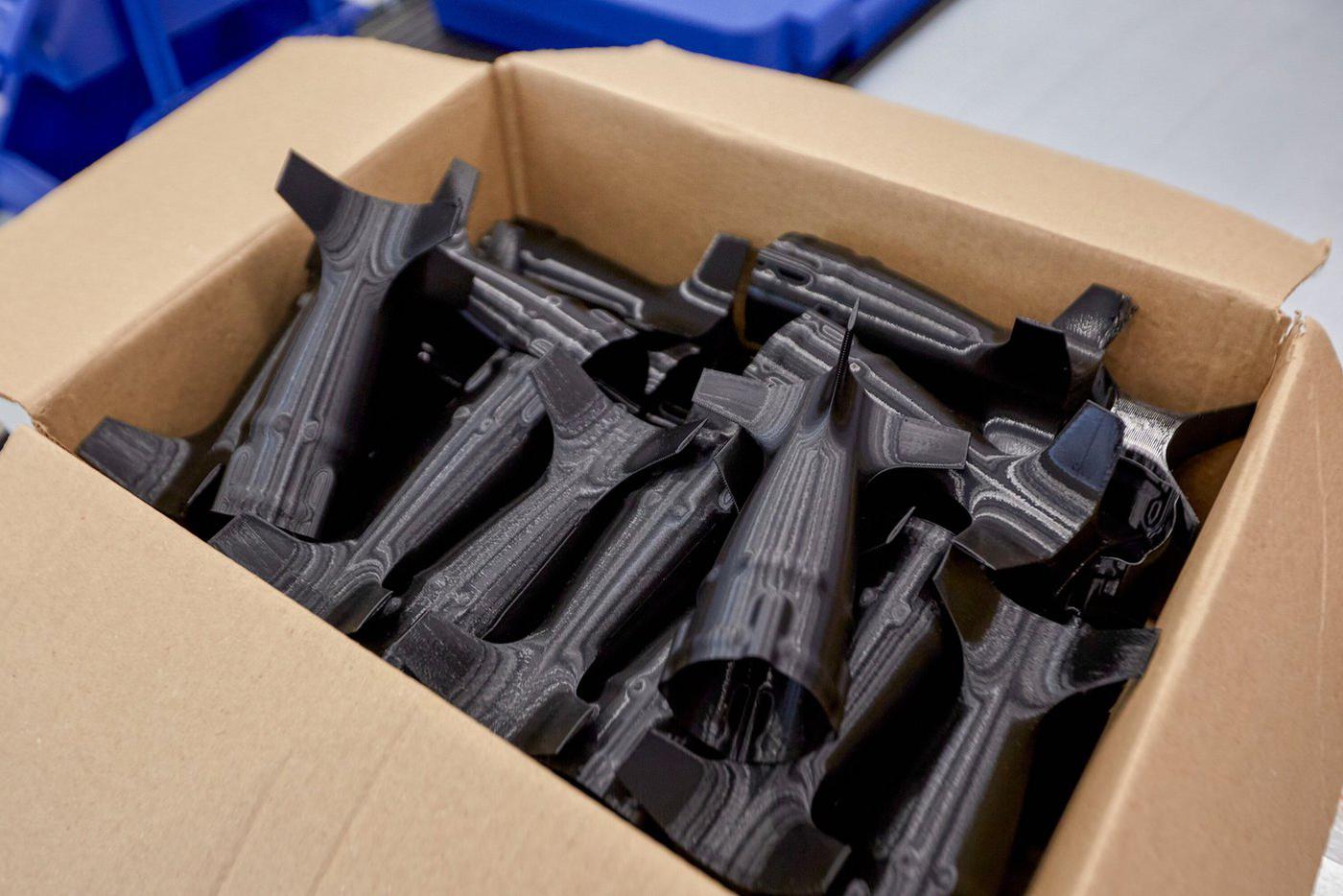 Участник ярмарки в ЦАО отправляет в зону СВО стройматериалы и инструменты