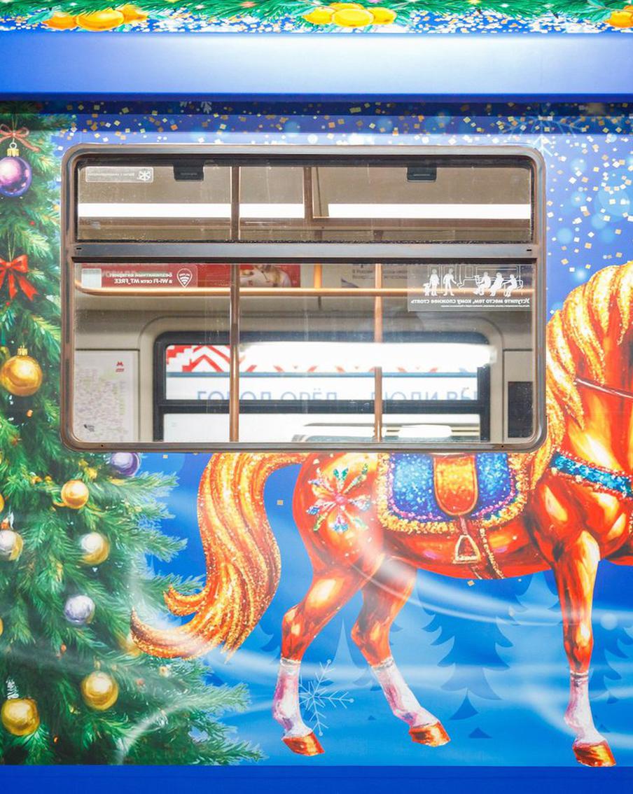 Новогодний транспорт вышел на улицы Москвы и не только