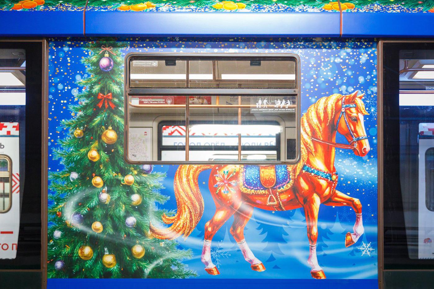 Новогодний транспорт вышел на улицы Москвы и не только