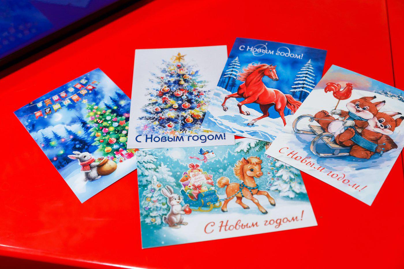 Пассажиры метро могут бесплатно отправить открытки близким в преддверии Нового года