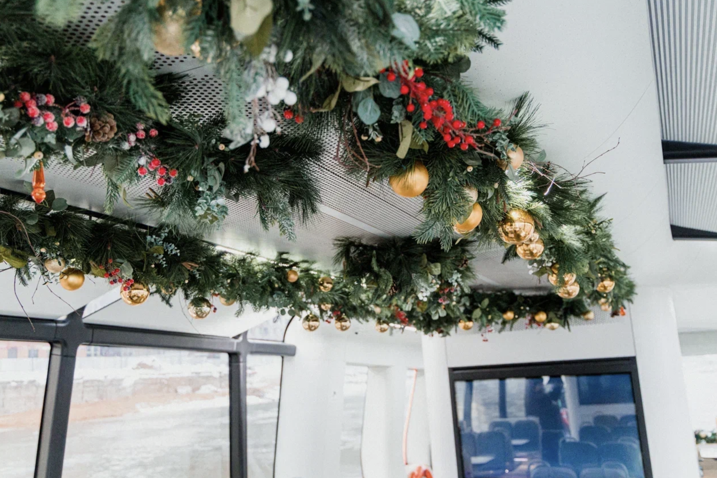 Новогодняя атмосфера теперь есть и в столичном транспорте.