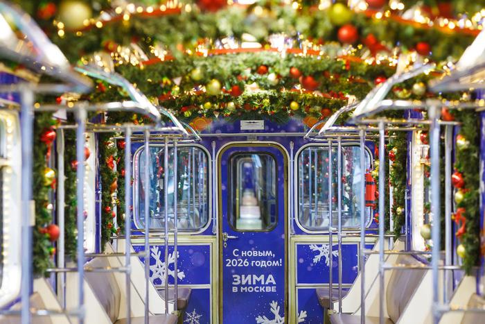 В метро начал курсировать новогодний "номерной" поезд