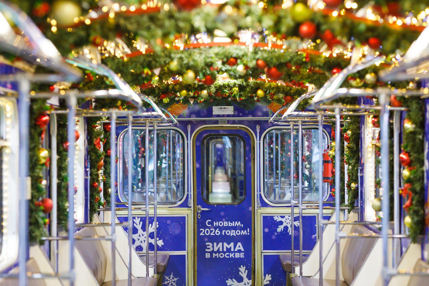 В метро начал курсировать новогодний "номерной" поезд