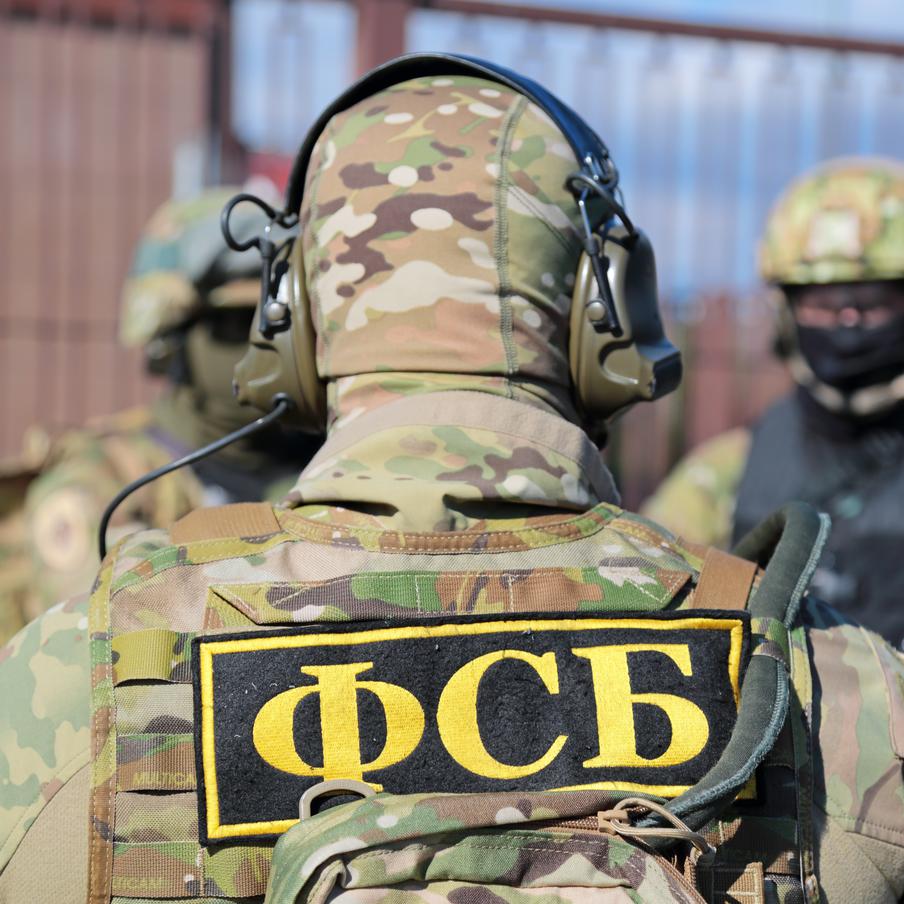 ФСБ предотвратила теракт в Волгодонске за полчаса до передачи бомбы. В Волгодонске ФСБ совместно с МВД сорвали подготовку теракта в людном месте. Студентка несла самодельное взрывное устройство мощностью около 10 кг тротила с поражающими элементами