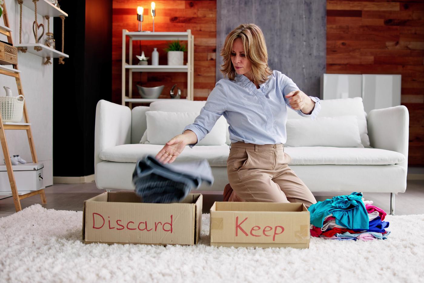 Смело расставайтесь с вещами, которые потеряли внешний вид или плохо сидят.