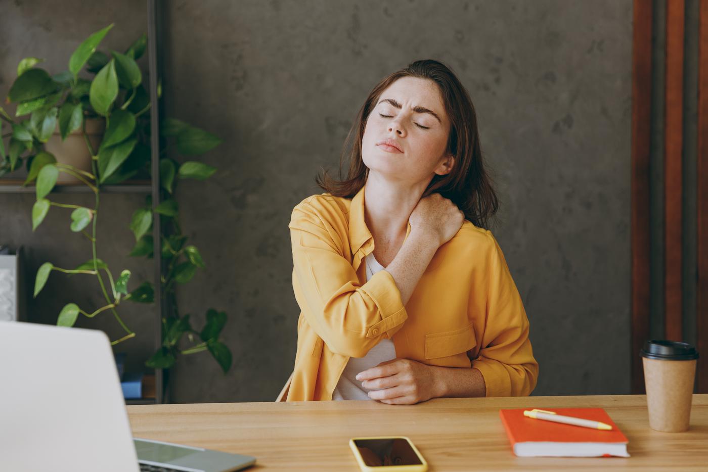 Боль и зажимы в шее: простой 5-минутный ритуал для расслабления