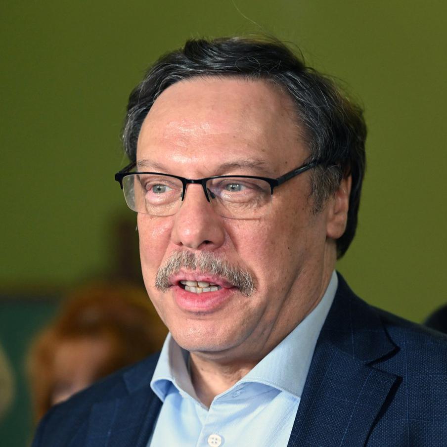 Барщевский назвал возраст причиной ухода с поста полпреда в КС. Михаил Барщевский сообщил, что достижение предельного возраста госслужбы не позволяет ему продолжать работу и определило дальнейшие планы