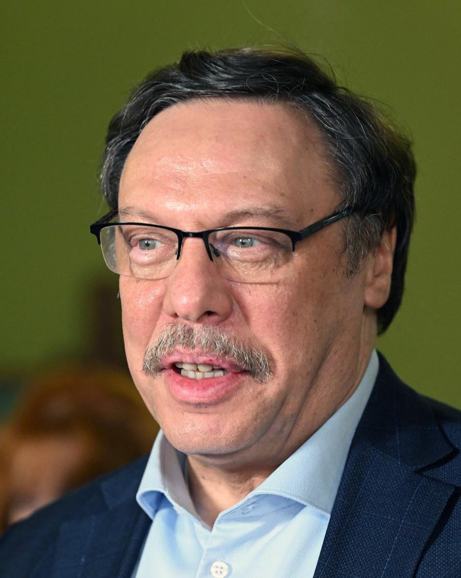 Барщевский назвал возраст причиной ухода с поста полпреда в КС. Михаил Барщевский сообщил, что достижение предельного возраста госслужбы не позволяет ему продолжать работу и определило дальнейшие планы