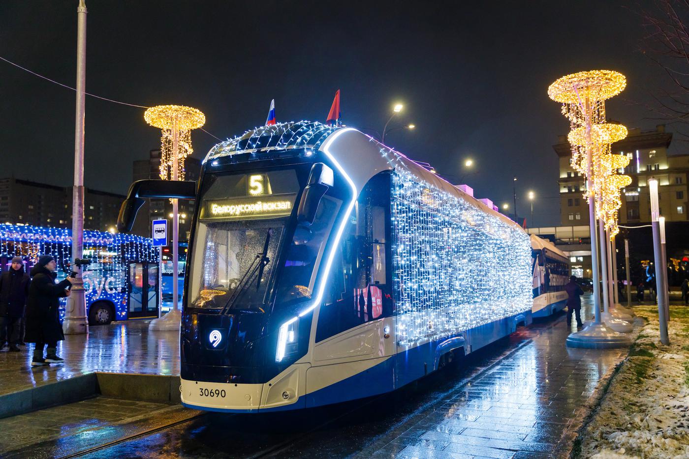 Более 230 единиц техники в новогоднем оформлении вышли на маршруты столицы