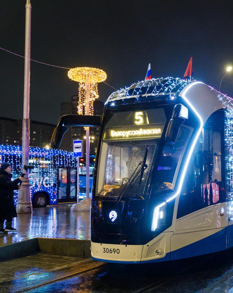 Более 230 единиц техники в новогоднем оформлении вышли на маршруты столицы