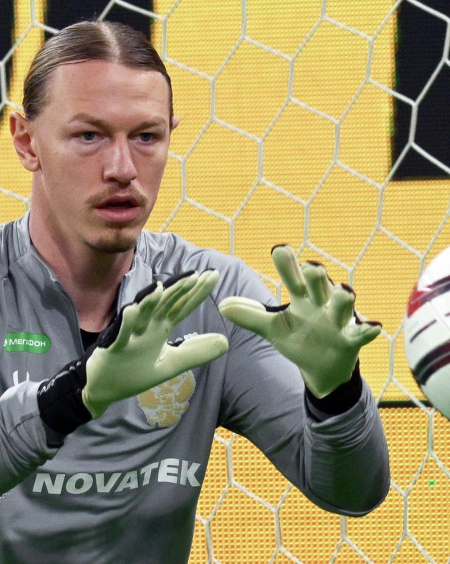 ПСЖ полностью распродал футболки российского футболиста Сафонова. Блестящая игра российского вратаря в финале турнира привела к ажиотажному спросу на атрибутику с его именем