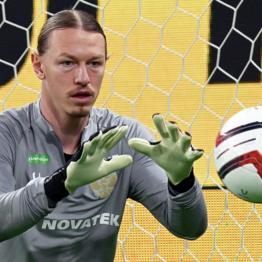 ПСЖ полностью распродал футболки российского футболиста Сафонова. Блестящая игра российского вратаря в финале турнира привела к ажиотажному спросу на атрибутику с его именем