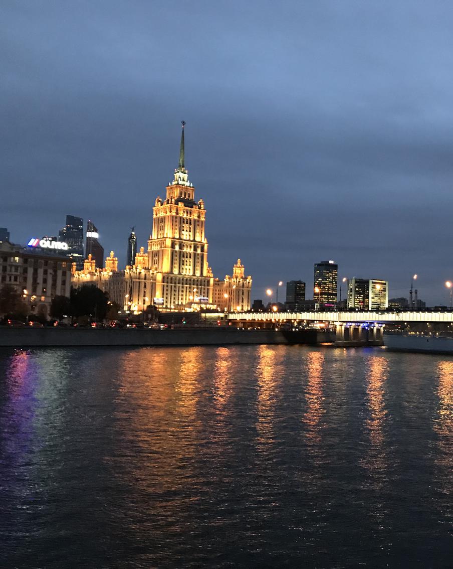 Потепление накроет европейскую часть России и выйдет на пик в декабре. Атлантическое тепло расширит зону оттепелей почти на весь регион, оставив морозы лишь на окраинах и заметно смягчив погодный фон в центральных областях