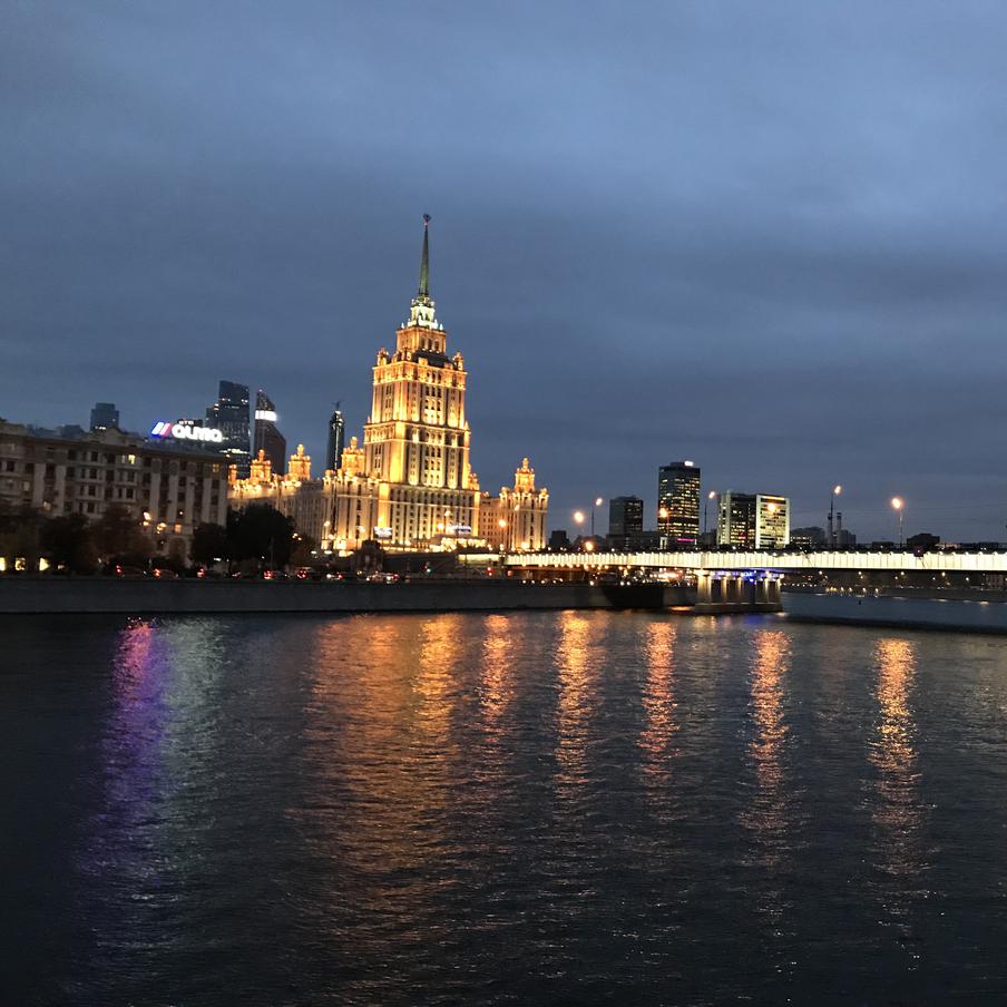 Потепление накроет европейскую часть России и выйдет на пик в декабре. Атлантическое тепло расширит зону оттепелей почти на весь регион, оставив морозы лишь на окраинах и заметно смягчив погодный фон в центральных областях