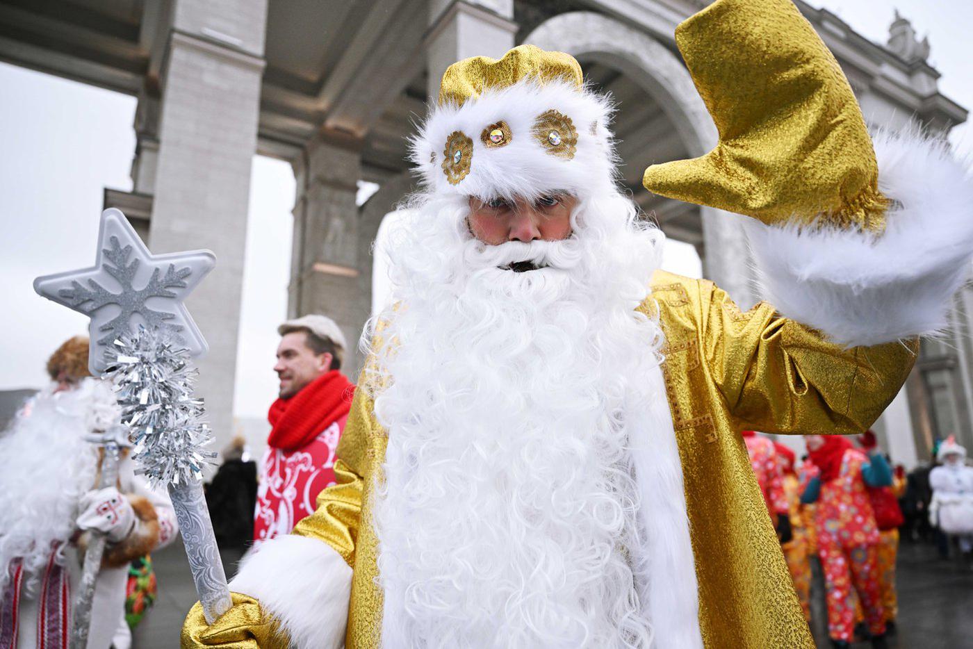 У них с собой кинжал, лыжи и заячья упряжка: рассказываем о "Дедах морозах" из разных регионов России
