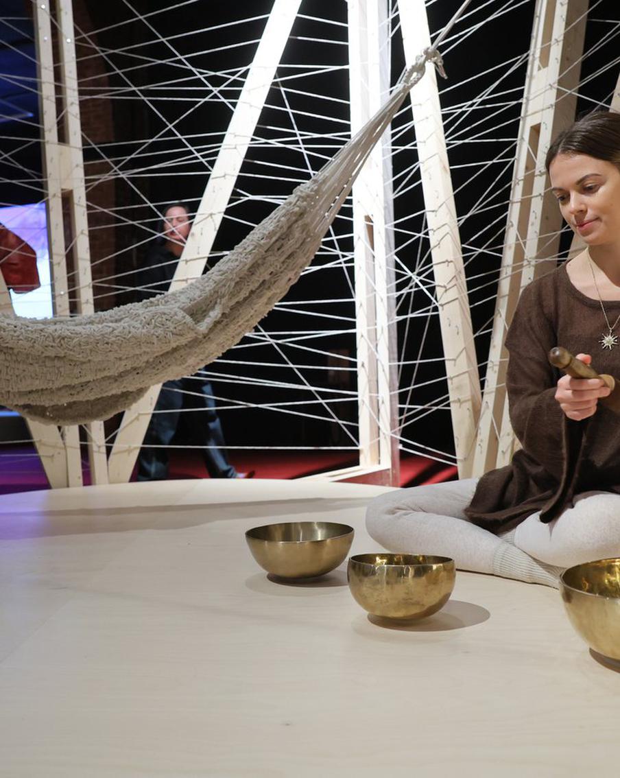 Песок, запах сена и мычание коров: в Музее Москвы открылся фестиваль "Архитектура для людей"