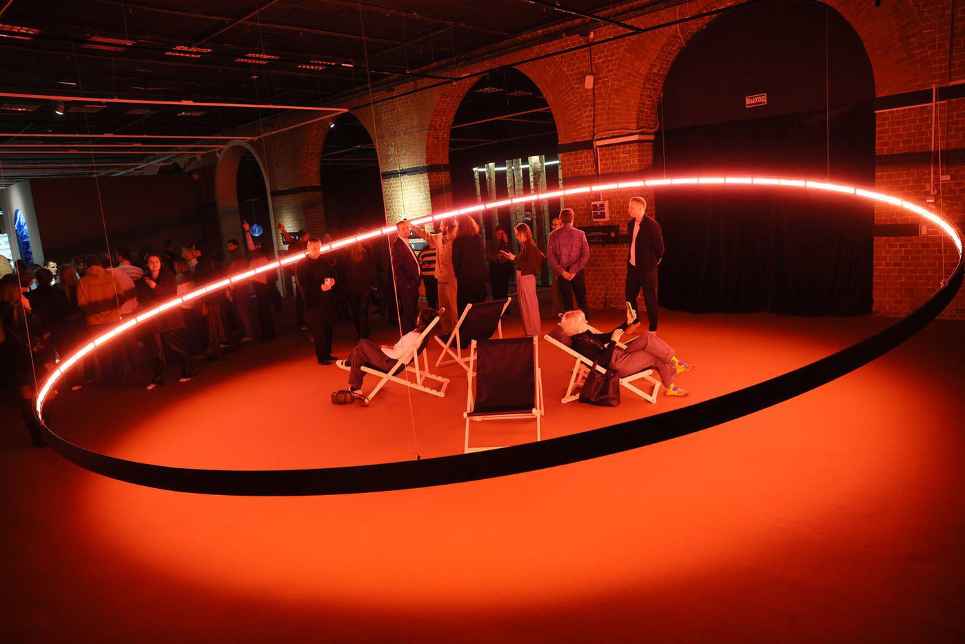 Для "загорающих" установили удобные лежаки.