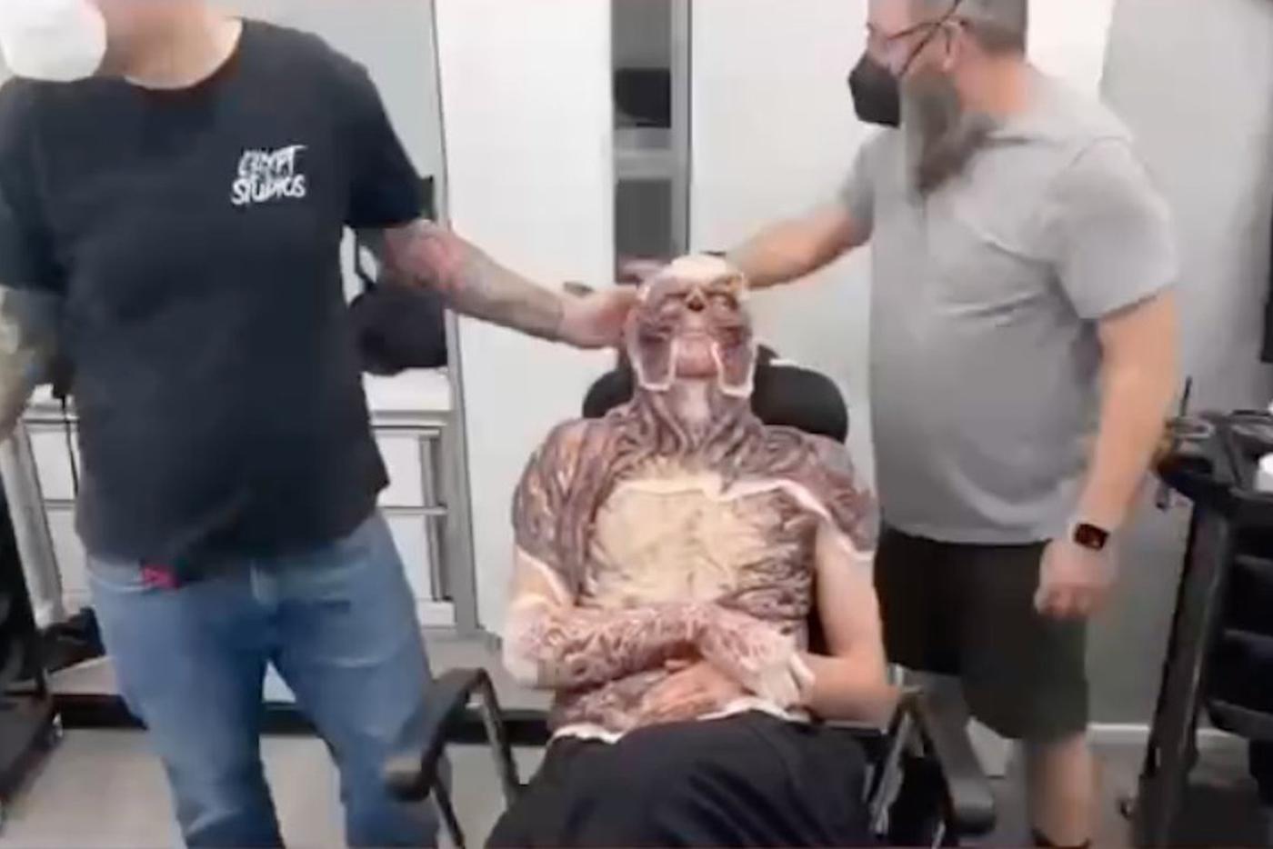 Накладки пластического грима покрывали всё тело.