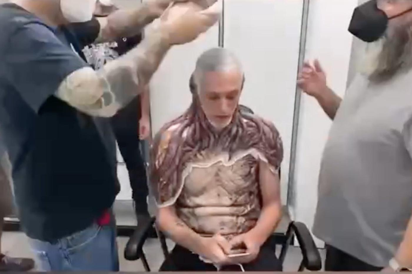 Грим Векны состоял из примерно 26 силиконовых накладок, которые собирались как пазл на теле актёра.