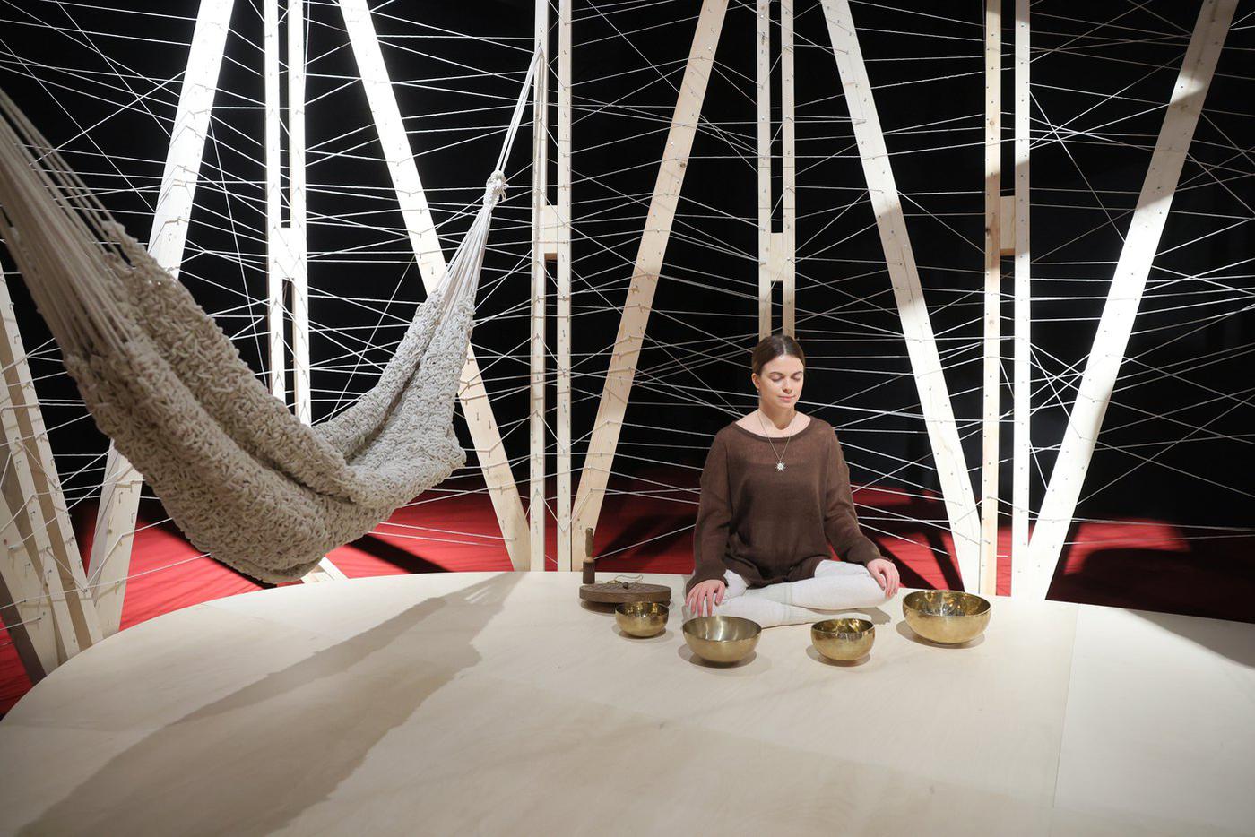 К концу выставки эта инсталляция будет выглядеть совсем по-другому – обновлять её будут сами посетители.