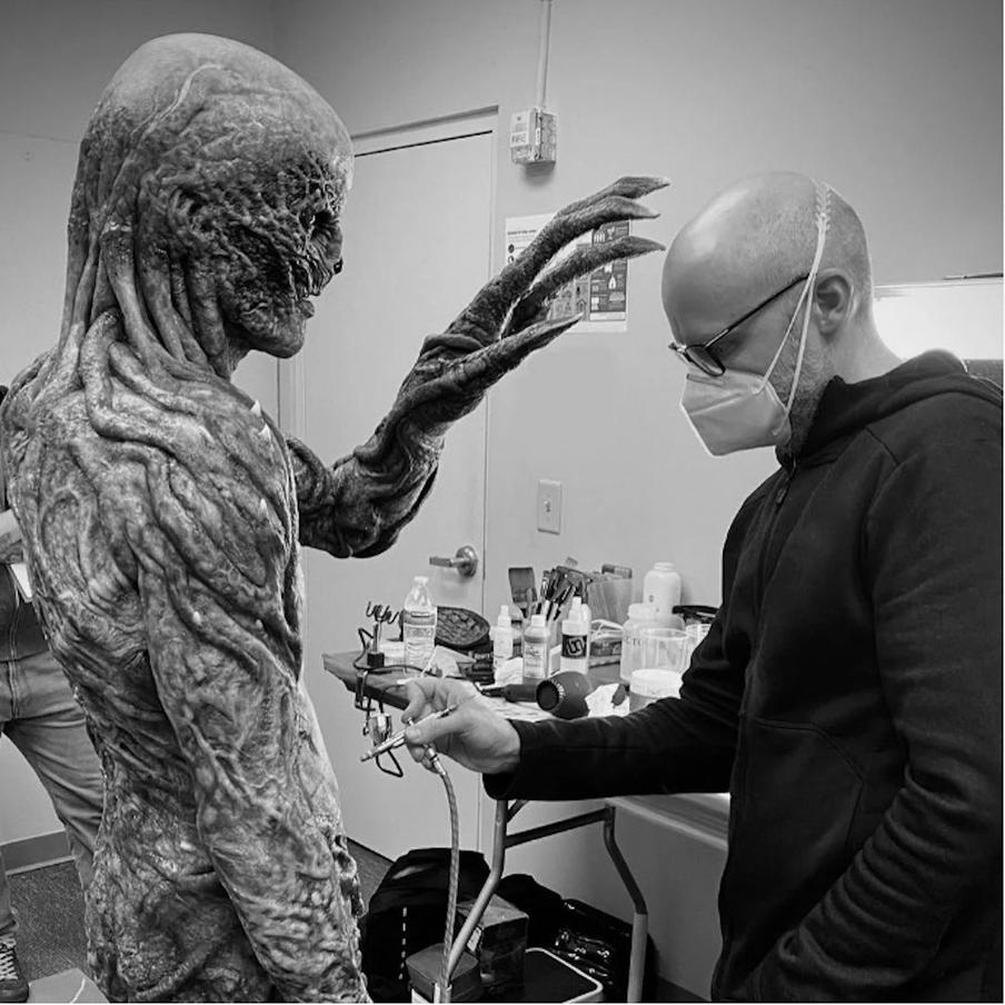 Завершающие штрихи – покраска загримированного актёра.