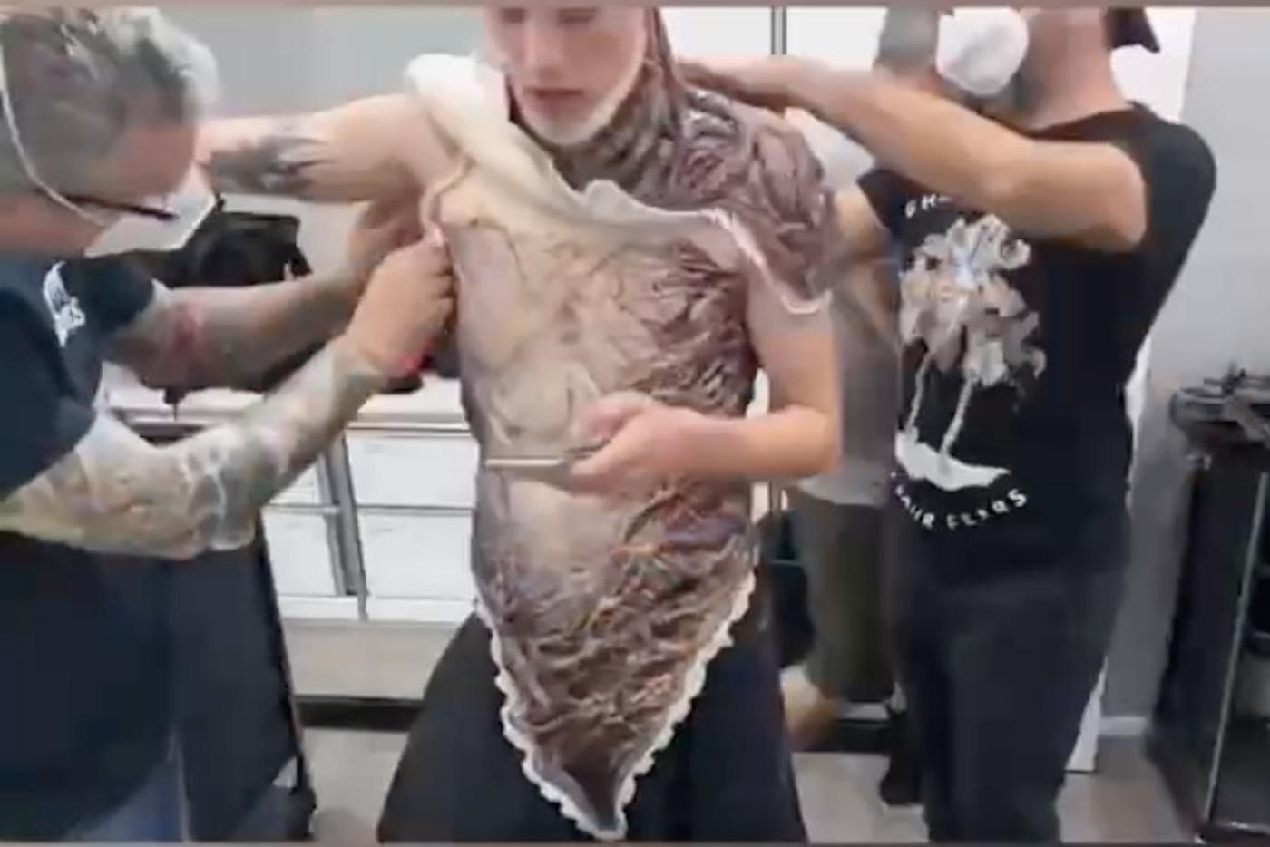 Грим занимал более 7 часов, а после съёмок нужно было ещё два часа, чтобы его снять.