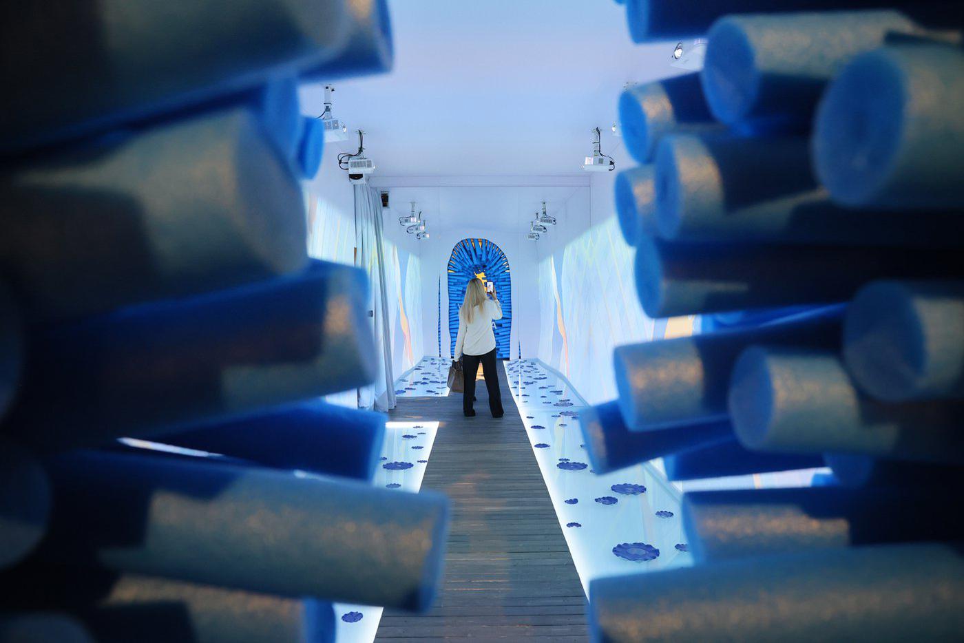 Ещё в одном павильоне можно было пройти через воду.