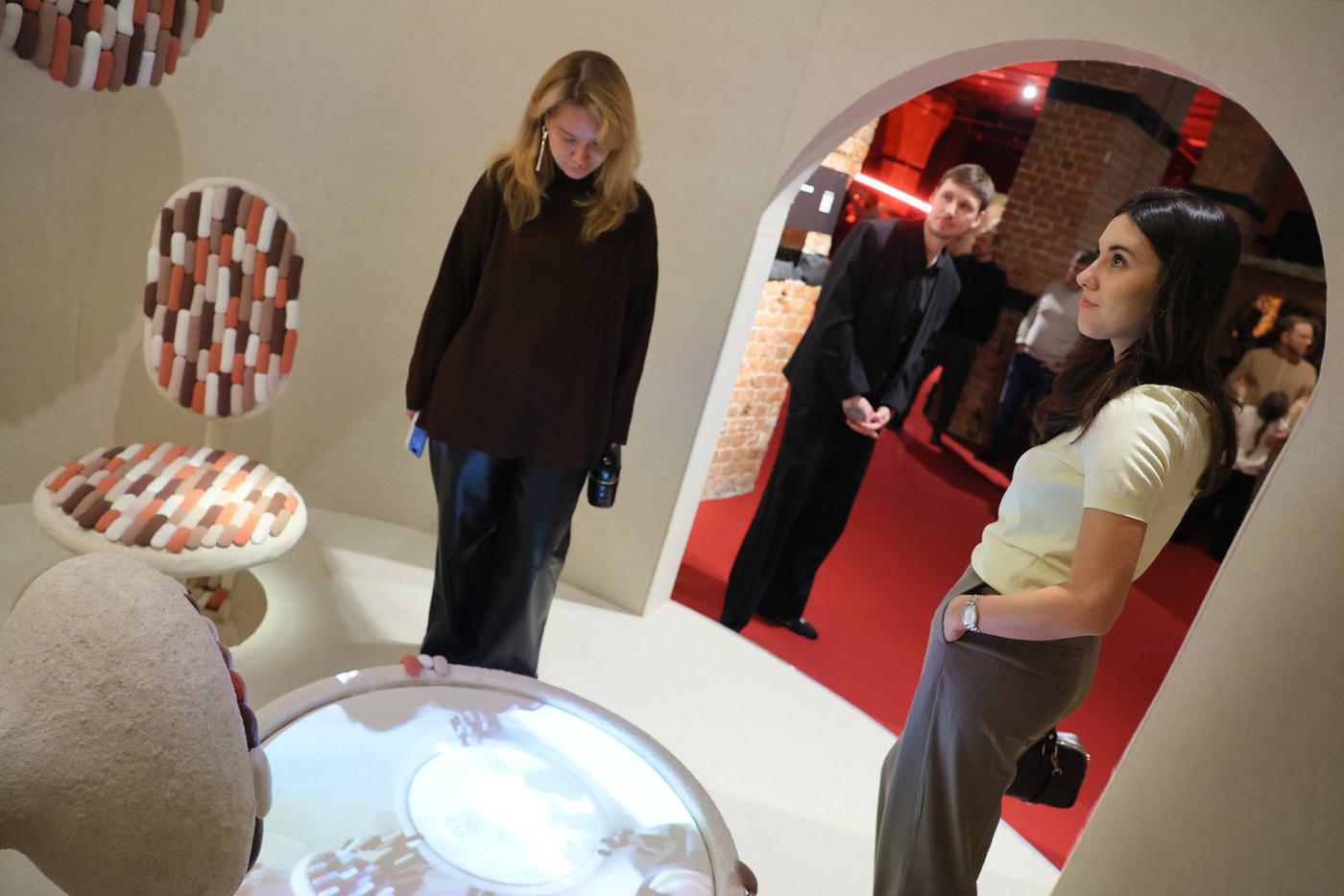 Эту локацию создатели окрестили стилем "биоморфный сюрреализм" – как он поможет расслабиться и сменить ритм, лучше выяснить непосредственно внутри павильона.