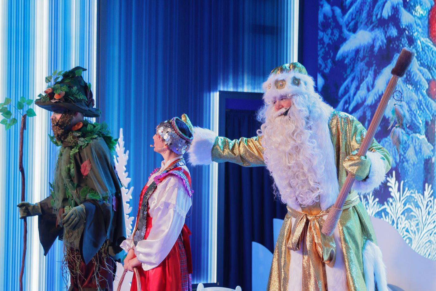 Хель Мучи со своими помощниками рассказывает о чувашских новогодних традициях.