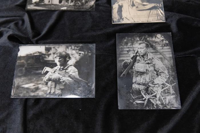 Столичный художник сделал портреты героев СВО, используя технику амбротипии XIX века