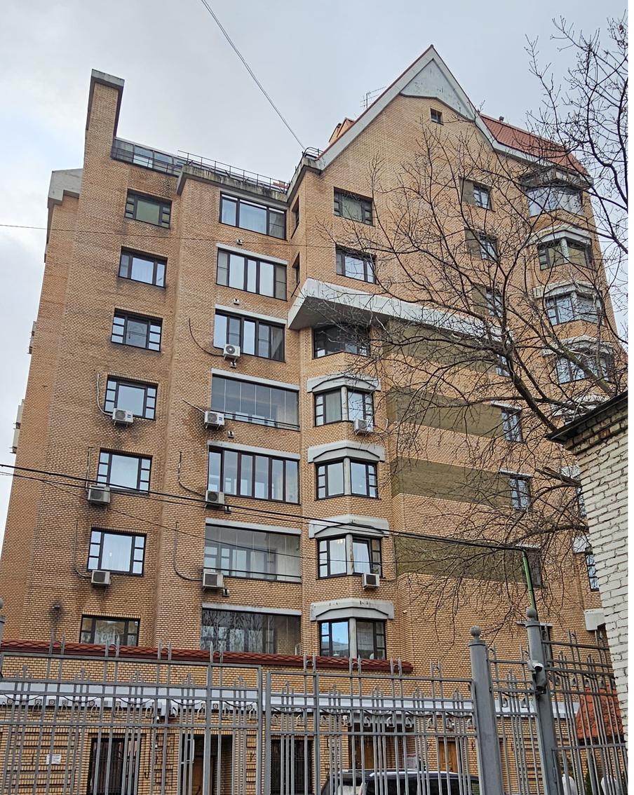 Дом в Ксеньинским переулке, где живёт Лариса Долина.