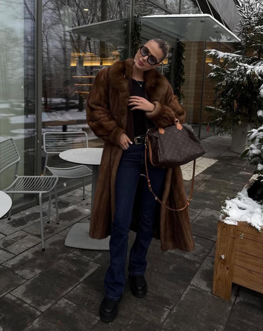 Наиболее актуальные варианты длины – чуть выше середины бедра и ниже.