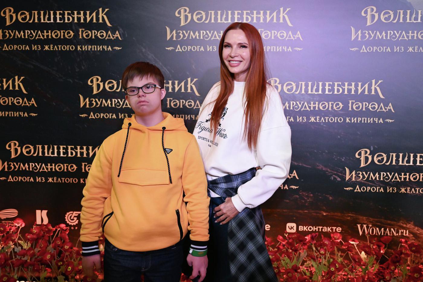 Эвелина Блёданс с сыном Семёном на премьере фильма "Волшебник Изумрудного города".