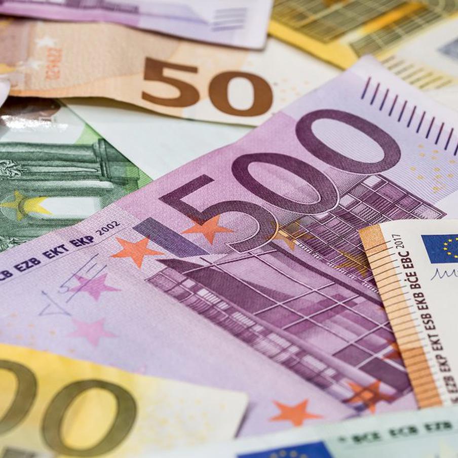 ЕС согласовал помощь Украине на 90 млрд евро без ясности по активам России. Саммит Евросоюза утвердил масштабный финансовый пакет для Киева на два года, при этом источник средств и судьба замороженных российских резервов официально раскрыты не были