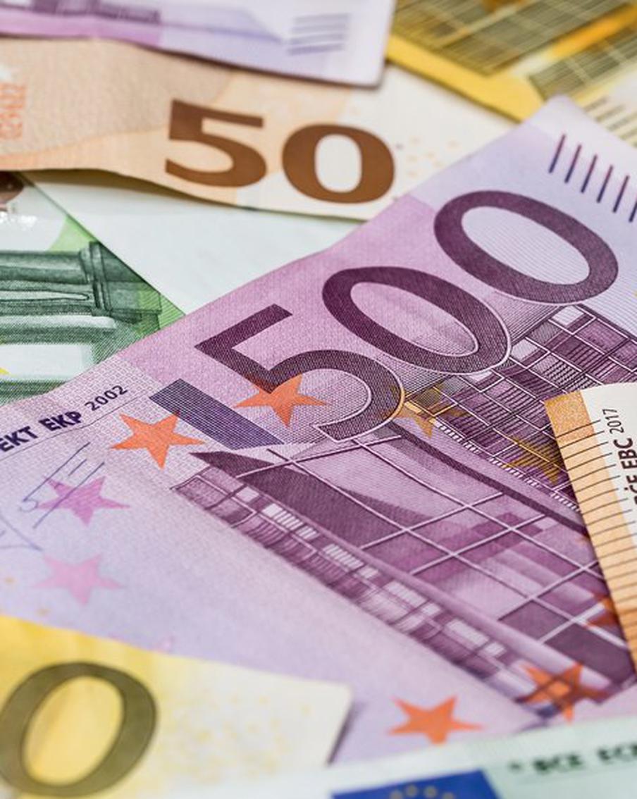 ЕС согласовал помощь Украине на 90 млрд евро без ясности по активам России. Саммит Евросоюза утвердил масштабный финансовый пакет для Киева на два года, при этом источник средств и судьба замороженных российских резервов официально раскрыты не были