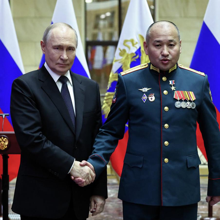 Герой России рассказал Путину детали операции при взятии Северска. Участник прямой линии раскрыл тактику штурма, масштабы задействованных сил и обстановку в городе после завершения активной фазы операции