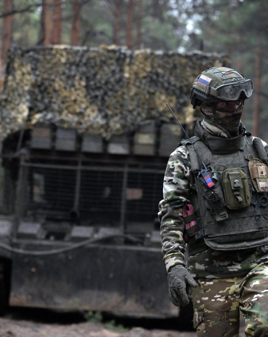 Путин сообщил о рекордном наборе контрактников в армию в 2025 году. Интерес к военной службе в России заметно вырос, а отдельные направления привлекают столько желающих, что отбор проводится на конкурсной основе