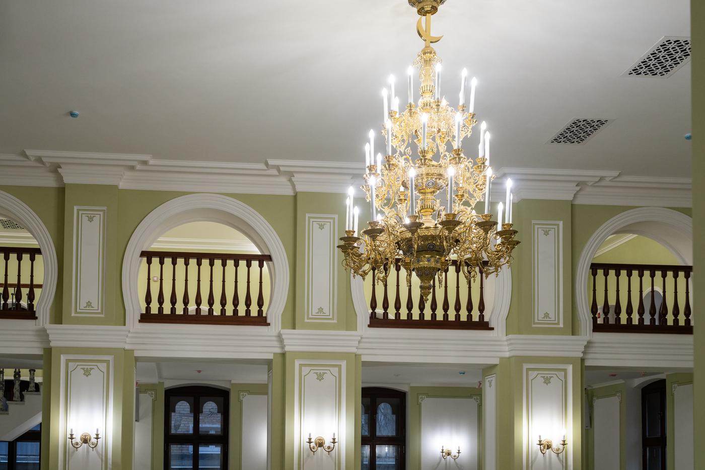 Люстра – настоящее украшение мечети.