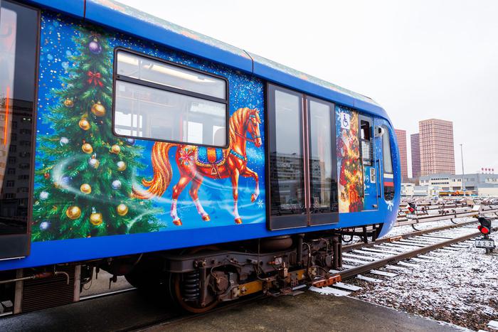 В московском метро запустили ещё 23 поезда в новогоднем оформлении