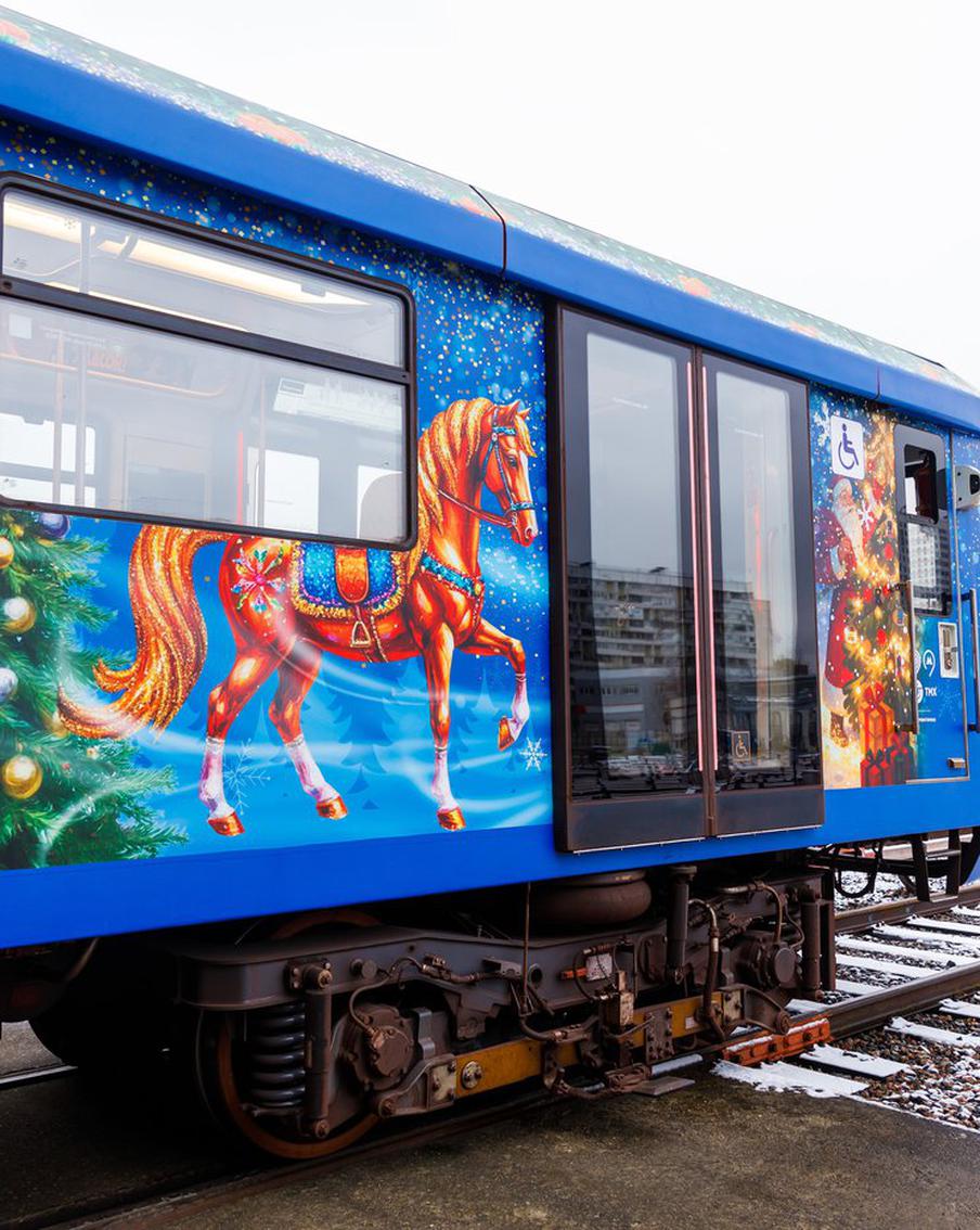 В московском метро запустили ещё 23 поезда в новогоднем оформлении