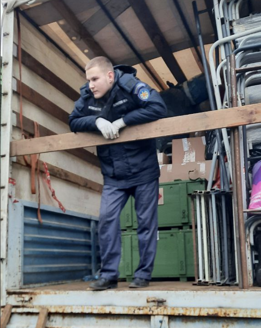 Игорь Курапов после гибели отца стал опорой для мачехи Марины, сводных братьев и сестры. На фото он – с гуманитарным грузом для бойцов СВО.