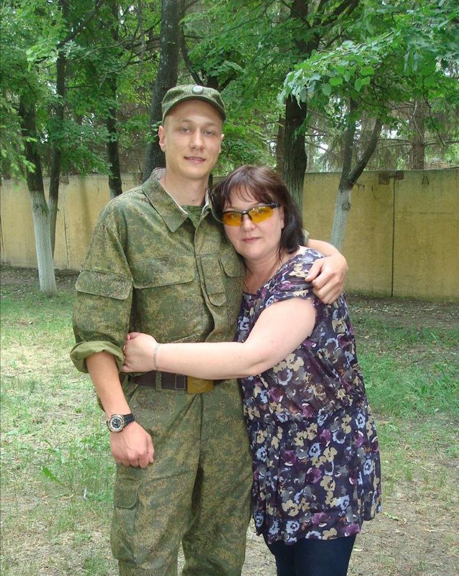 Артём в армии, 2012 год – мама приехала к нему в часть.