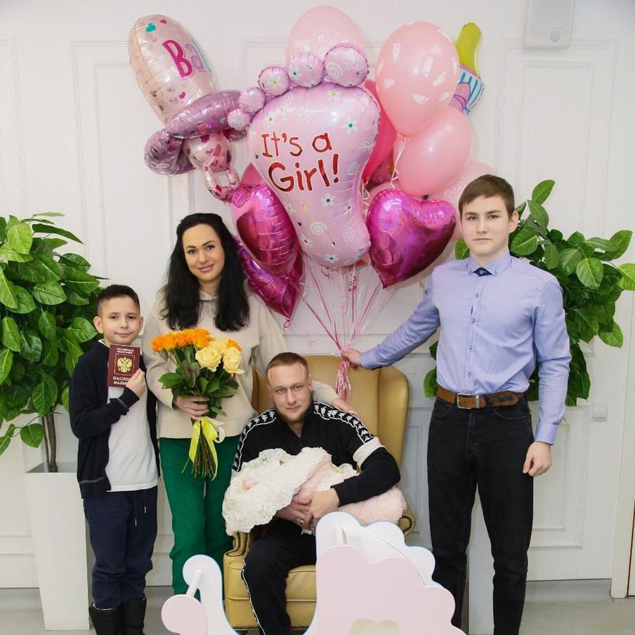 На фото – 2022 год, выписка из роддома. Артём с долгожданной дочкой Миланой. На фотографии также его жена Марина, слева – её сын от первого брака Никита, справа – сын Артёма Игорь. Вскоре Артём отправится в зону СВО.