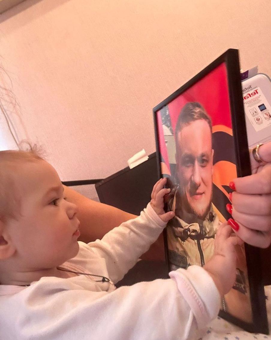 Милана очень недолго общалась с отцом, но узнаёт его на фотографии.