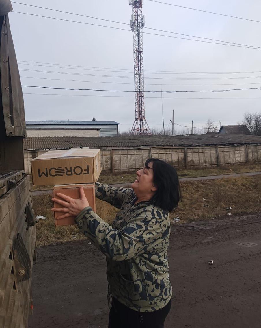 Елена Сергеевна с гуманитарной помощью.