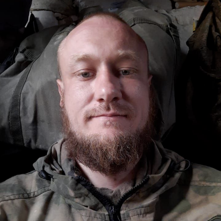 Артём Курапов в военной форме.