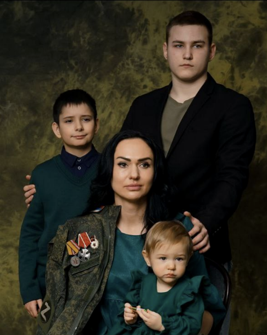 Семья Артёма Курапова – жена Марина и дети.